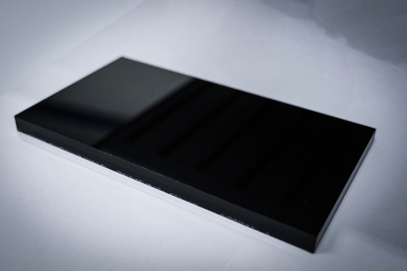 Tavoletta in plexiglass prima della marcatura laser co2