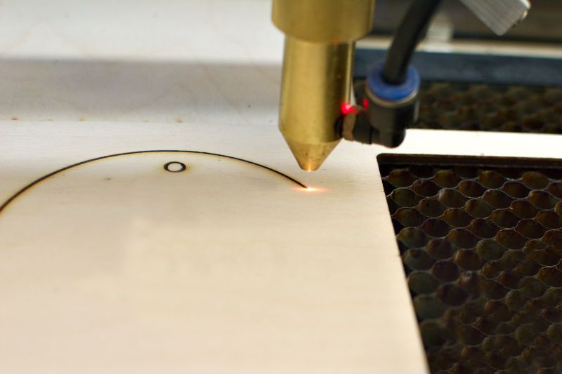 Incisione Laser su Legno - Macchina Laser al lavoro