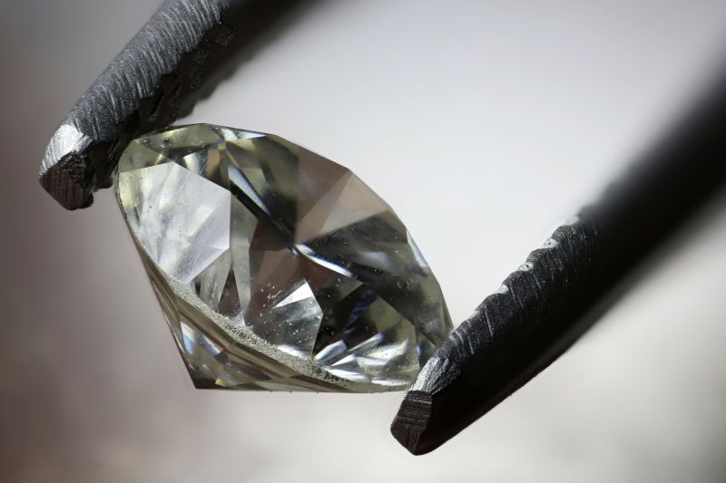 Incisione laser su Diamante a taglio brillante da 0,45 ct