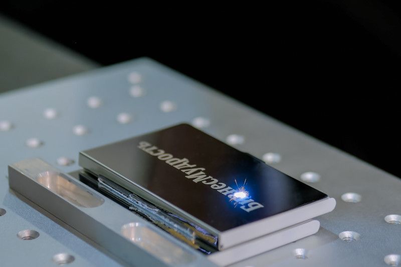 Incisione Laser su Acciaio con Laser a Fibra - biglietto da visita in metallo