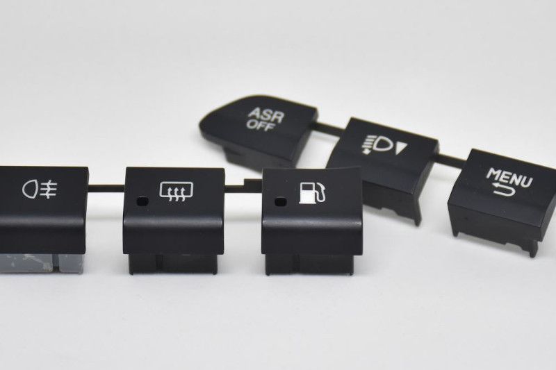 Pulsanti di un automobile marcati con laser