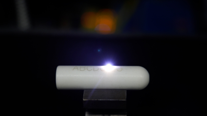 Incisione laser su componente in ceramica tecnica durante il processo di lavorazione industriale ad alta precisione