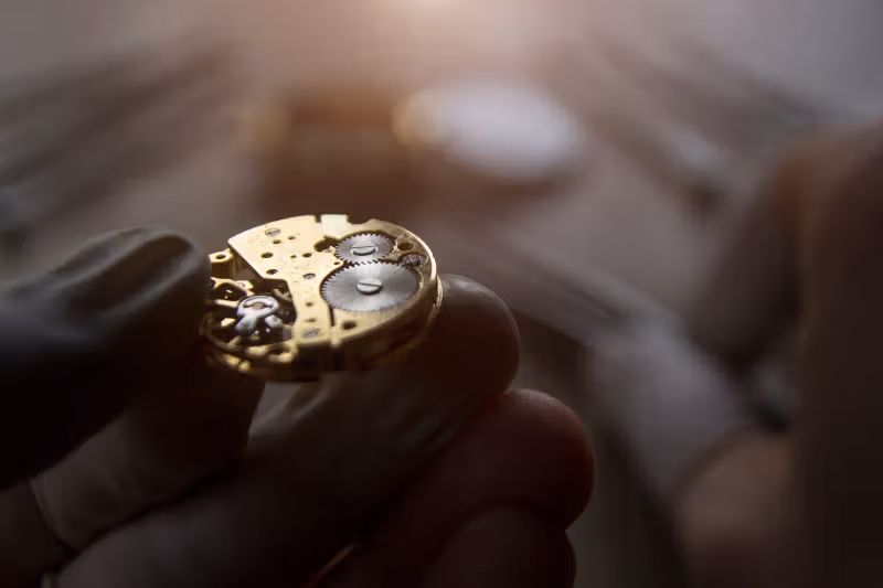 Orologiaio Sta Riparando Un Orologio Nella Sua Officina