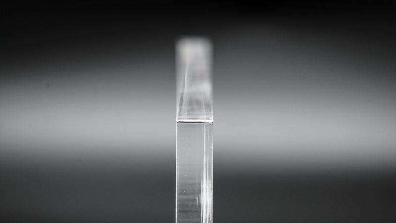 Side View Of A Transparent Plexiglass (PMMA) Sheet – Thickness And Edge Finish For High Precision Industrial Applications