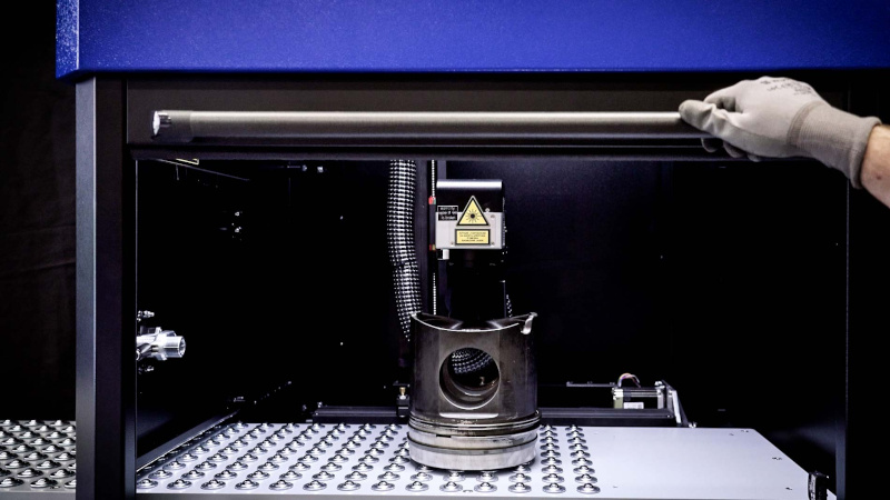 Industrial laser marking cabinet for heavy metal components with enclosed safety system