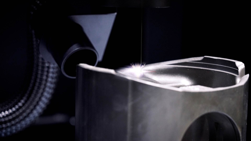 Dettaglio del processo di marcatura laser su componente metallico industriale