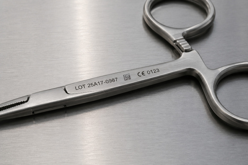 Strumento chirurgico in acciaio inox con marcatura laser annealing ad alto contrasto per identificazione e tracciabilità