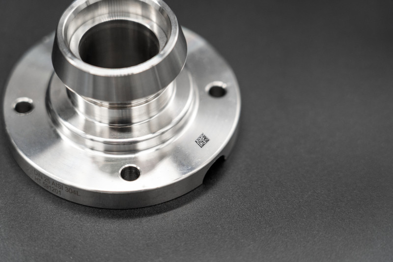 Componente industriale in acciaio inox con codice DataMatrix realizzato tramite marcatura laser per la tracciabilità del pezzo