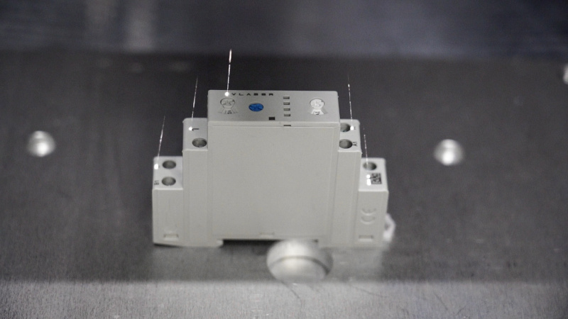 Laser marking of components with different heights without mechanical repositioning thanks to dynamic Z-axis focus adjustment. Laser marking of components with different heights without mechanical repositioning thanks to dynamic Z-axis focus adjustment.